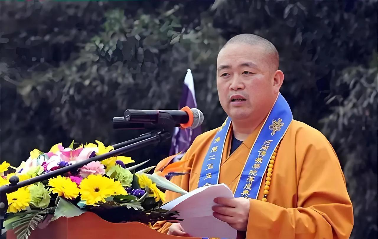 慈悲为怀的出家人，当家38年的大和尚出事了。这个“有钱人”其实是个吝啬鬼，少林寺