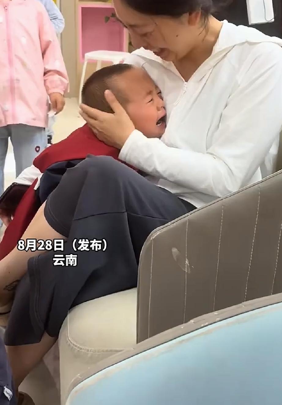 近日，云南。宝妈带萌娃到游乐场玩，看着孩子玩得开心，他的身边还有不少年龄相仿的小