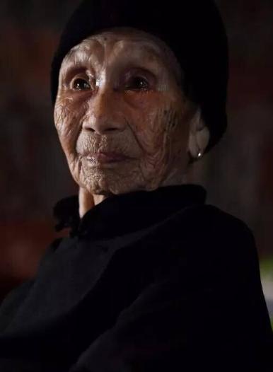 1941年14岁黄有良被一群鬼子按在地上乱摸，她反抗时咬了鬼子一口，鬼子大怒，举