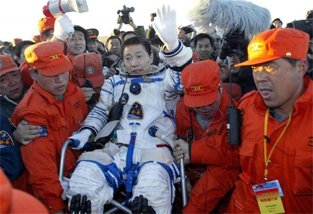 大家发现没，以前美国宇航员都是蹦蹦跳跳走出返回舱的，等中国宇航员上了天之后，都是