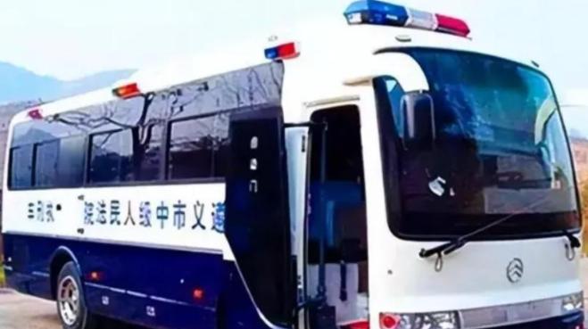造价高达40万，让刑犯瑟瑟发抖的死刑执行车，究竟长啥样？在一些法制新闻的边角