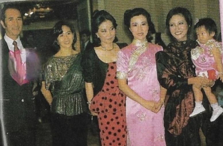 赌王携二太蓝琼缨及女儿何超琼，与汪明荃、狄波拉的一张合影。照片拍摄于1983年