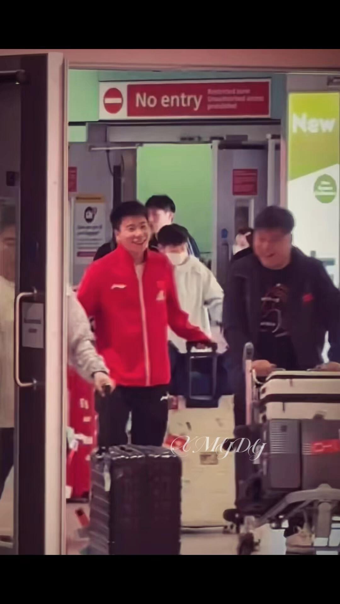 有没有人懂，隔着两米远也很怕会走丢，很单纯的兄妹组合，大胖在前面走着！后面跟着