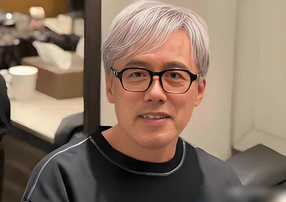 新郎站在台下像个透明人，眼睁睁看着亲媳妇儿拽着55万请来的张宇在台上疯狂对唱。这