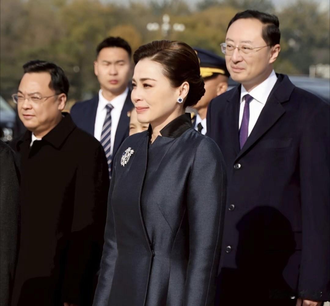 5天8套穿搭‼️泰国王后凭“国泰民安脸”征服中泰网友近日，泰王玛哈·哇集拉隆功