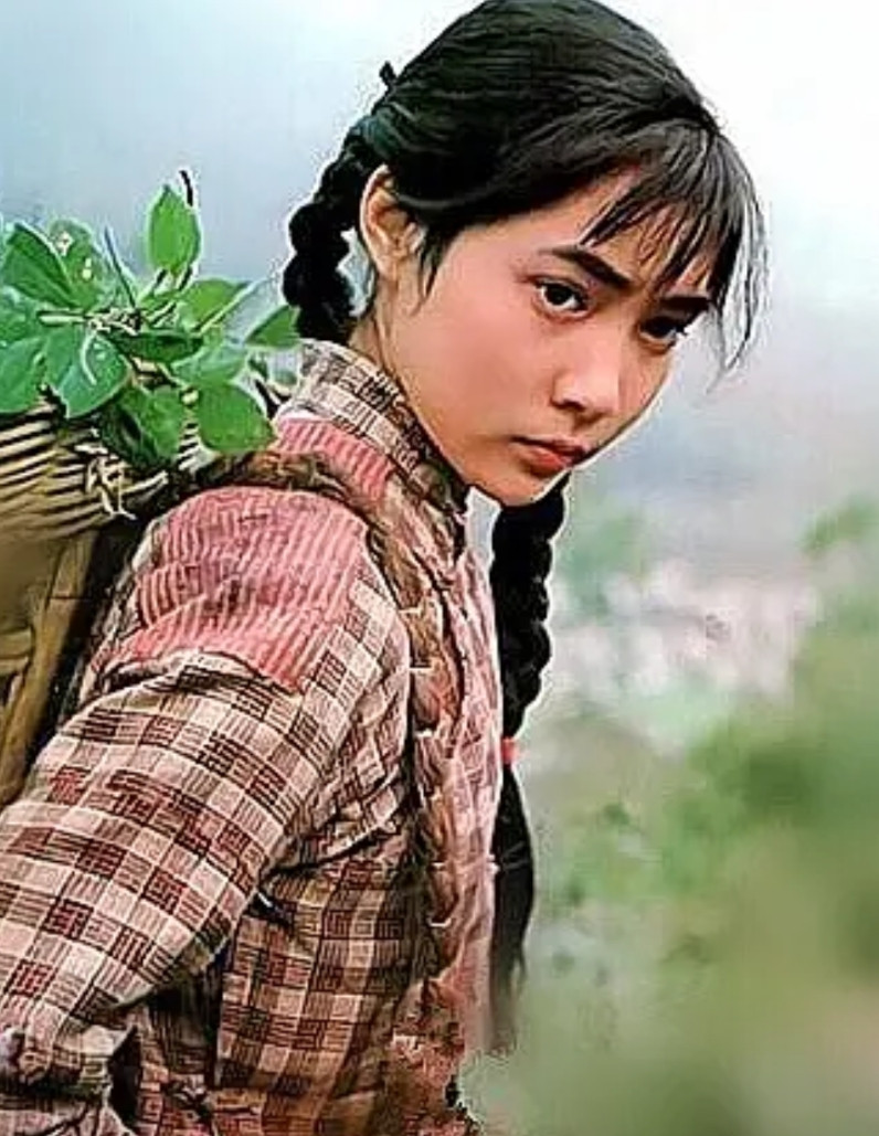 左下角是20岁的沈丹萍。右下角是65岁的沈丹萍。45年弹指一挥间……
