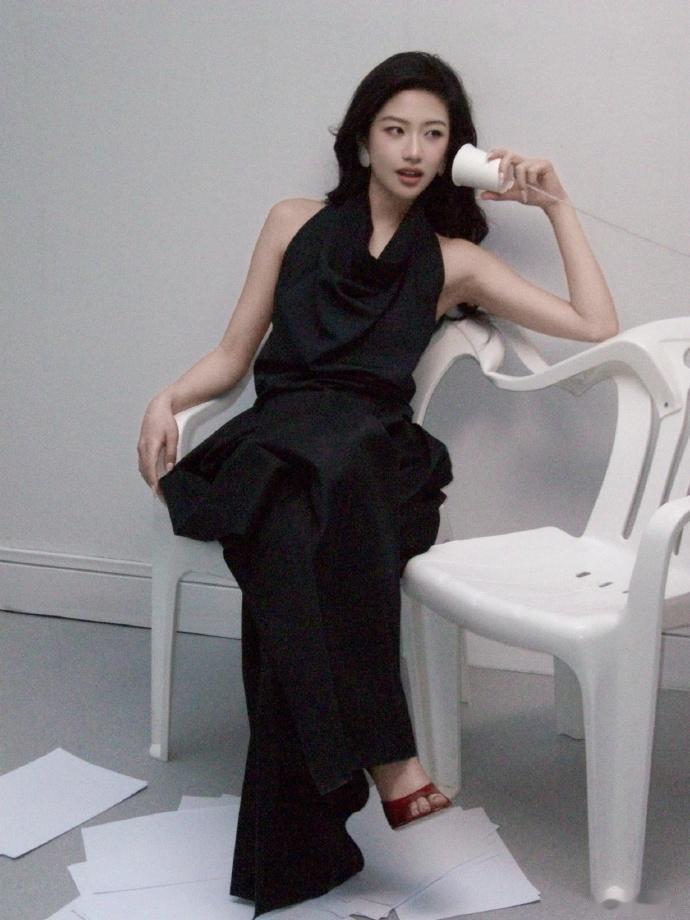 向涵之是真不打算走流量🌸路线了啊！年纪轻轻，又是同居恋爱，又是抽烟打牌，把