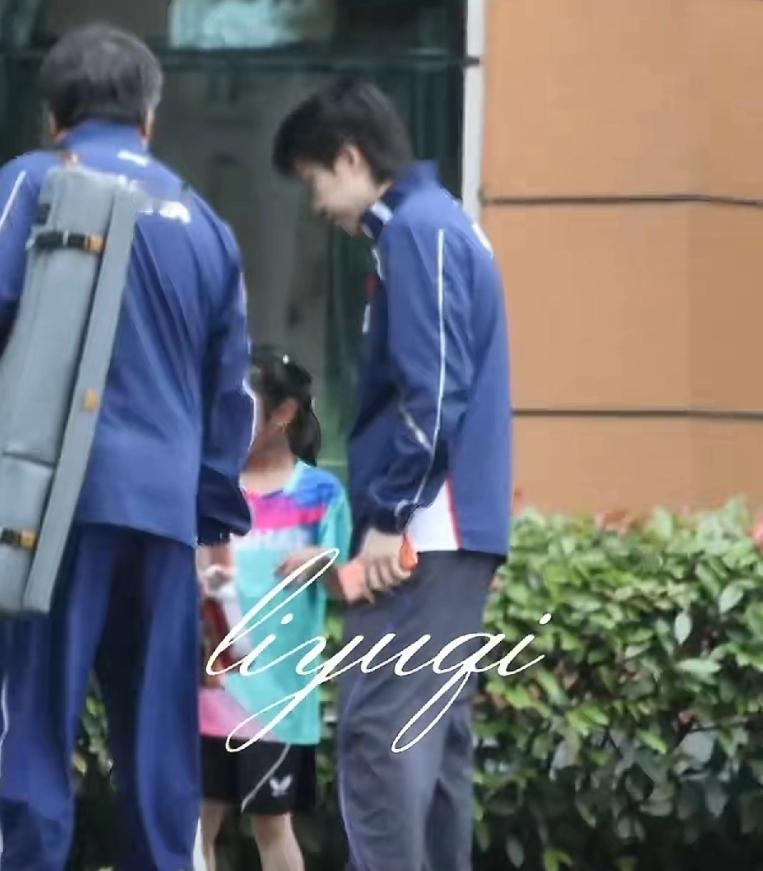 4月23日，王楚钦突然冲上了热搜，不是因为比赛，而是网上曝光一段视频，只见一位小