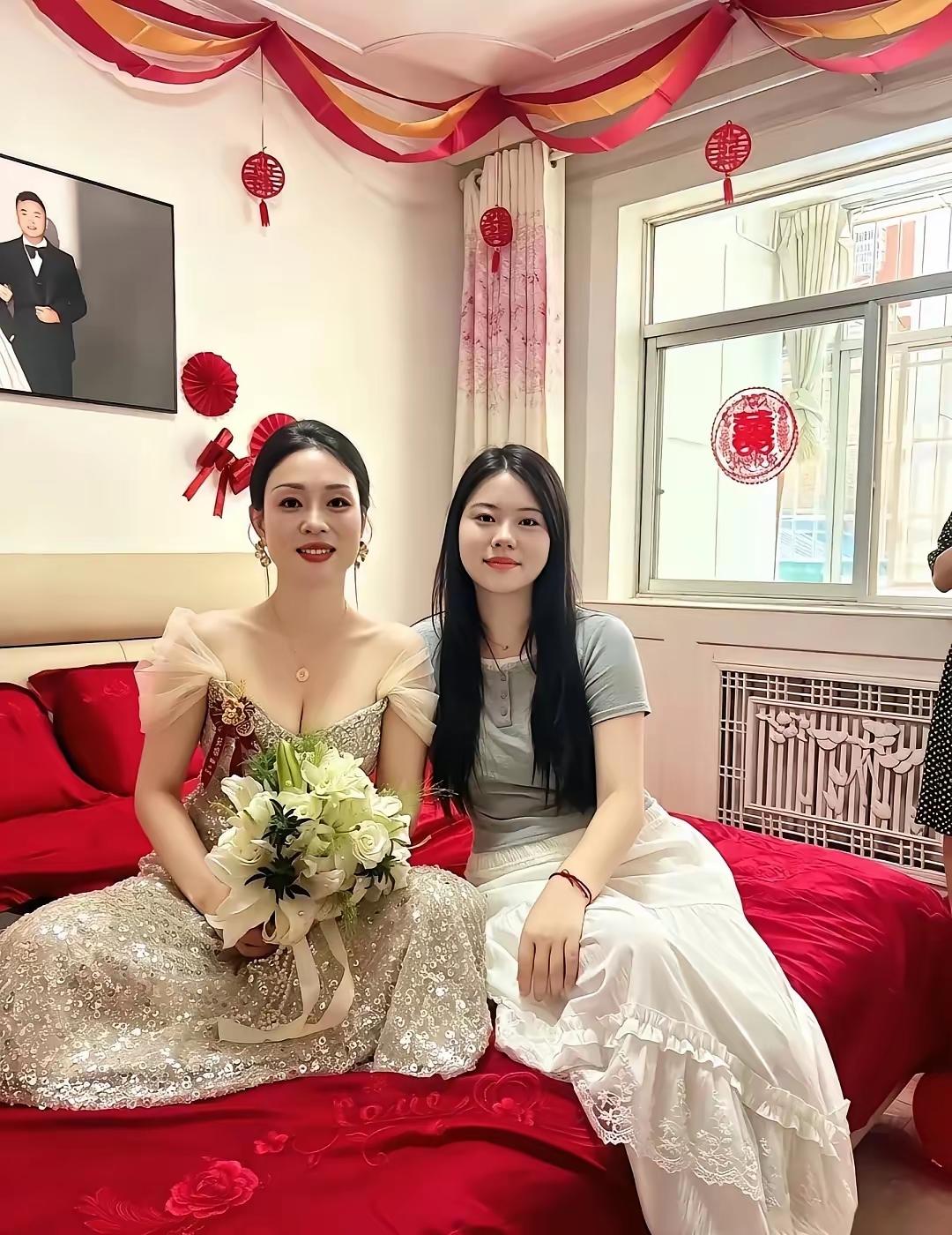 女儿陪着出嫁的妈妈坐在婚房内，可以看出来妈妈还是宝刀未老，风韵犹存，看看妈妈开心