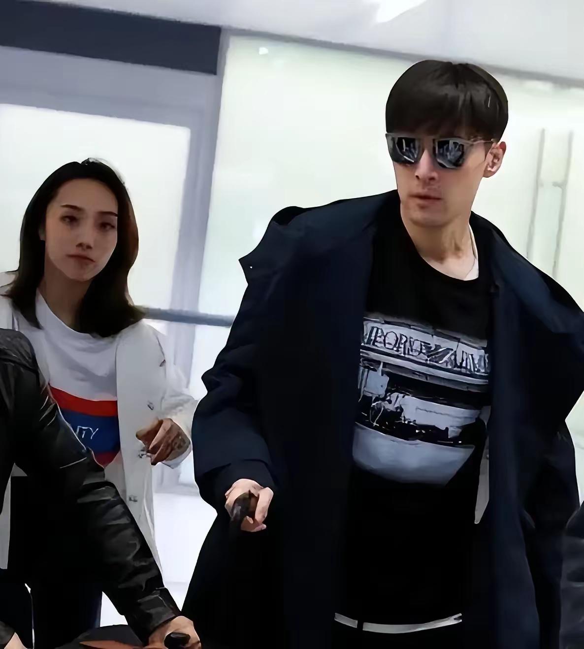 胡歌为什么会看上黄曦宁？原因很简单，不是因为黄曦宁长得有多美，也不是因为单纯