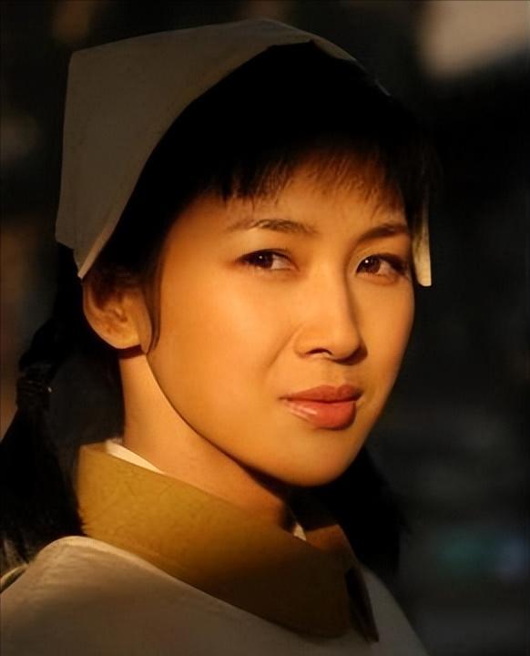 2011年，身价50亿的温州富商周旭辉对“李云龙”的老婆童蕾一见钟情，竟抛下妻子