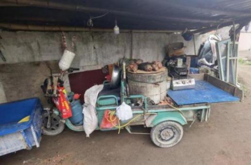 泪目了！浙江余姚一大爷因街边摆摊被罚，到执法大厅缴费时，他低声询问能否少罚点，并