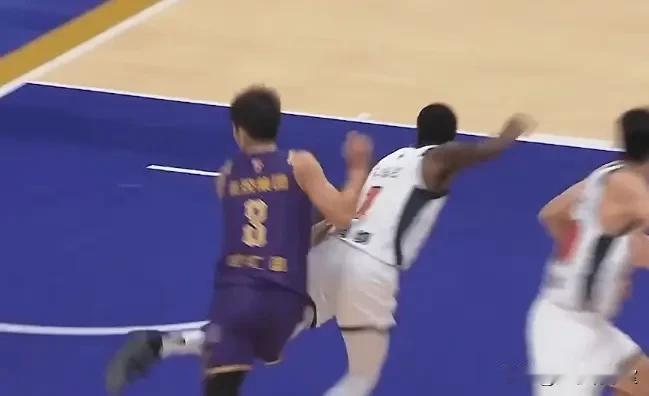 争议！广东与北控比赛的最后13秒，辽宁御用裁判郭楠的吹罚再次遭到质疑，广东后场发