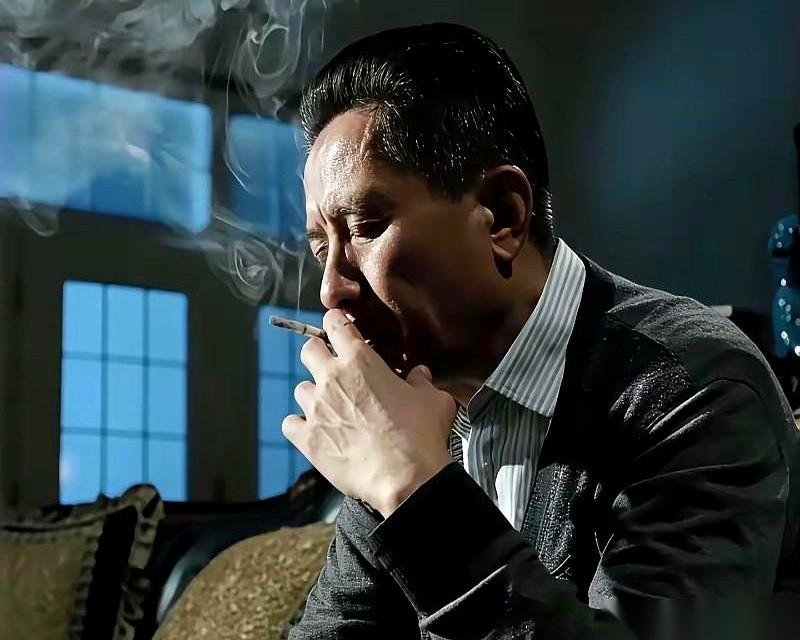 见了领导，头一扭，假装没看见。哥们，你这是演偶像剧呢，还是嫌自己走得太顺了？