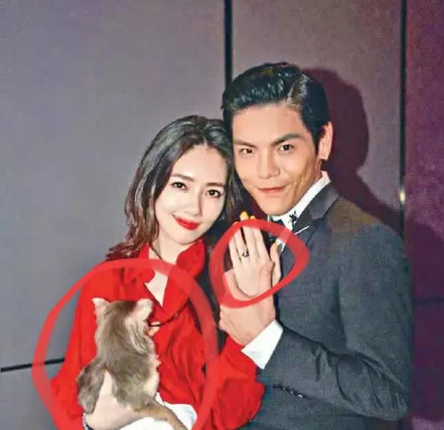 向佐为啥变得娘里娘气，原因很明显，不是他取向有问题，也不是喜欢女装，
