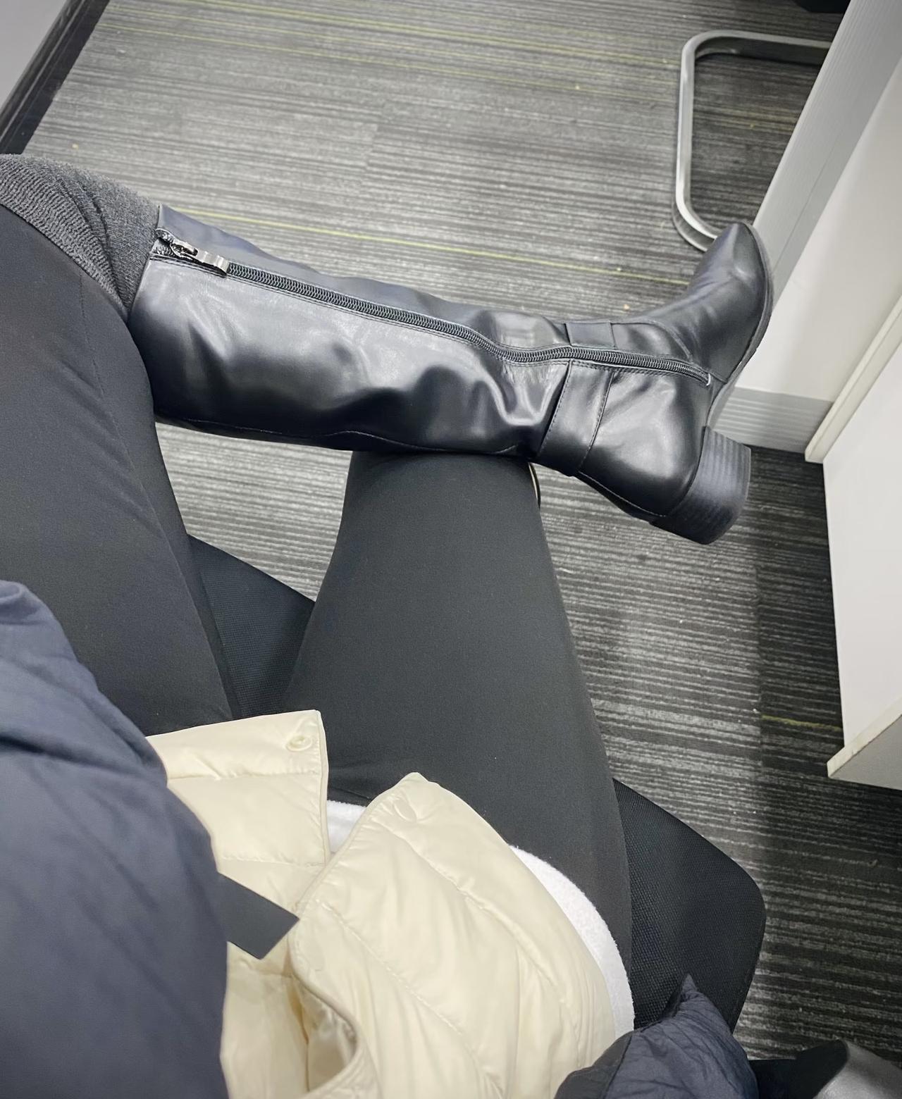 搭配靴子不仅仅时尚还保暖所以很少有人穿袜子