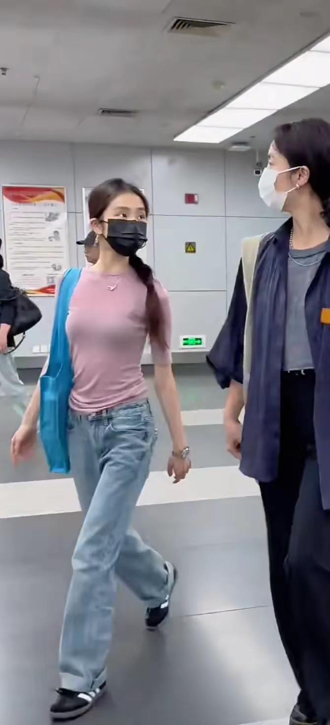 19岁的黄多多留学归来，妈妈来接机。小姑娘身上的衣服让大家讨论好半天。有网友