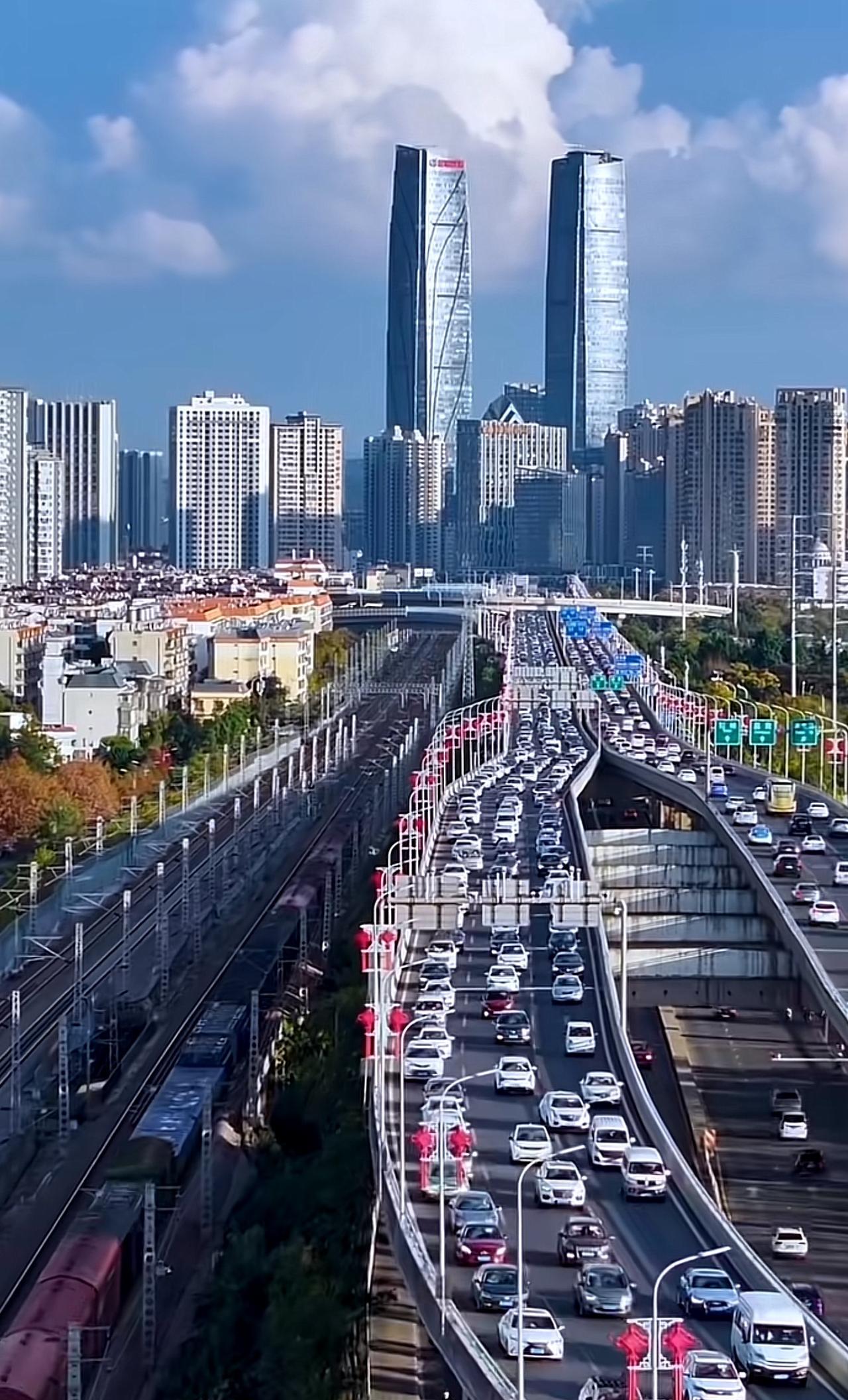 整个昆明城也只有这两栋楼拿得出手[赞][赞]