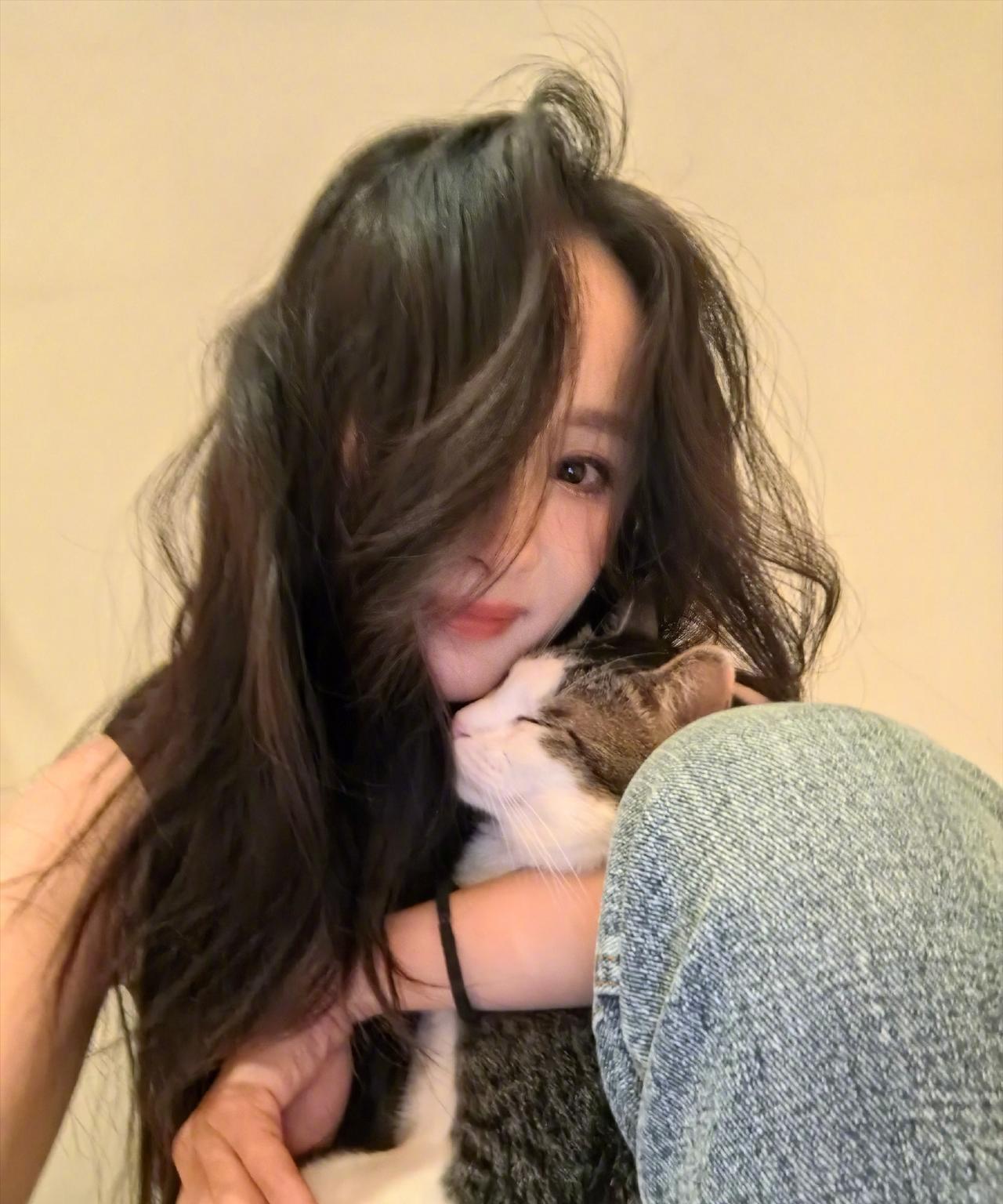 说真的，85花真的有点玄学在身上。这回轮到杨幂，《生万物》一开播，便轻松拿下收