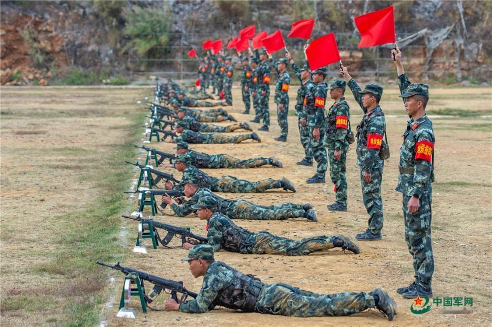 第一次新兵连打靶就有人“跑火”、漏弹，高度紧张，后来采取人盯人确保安全！俗话