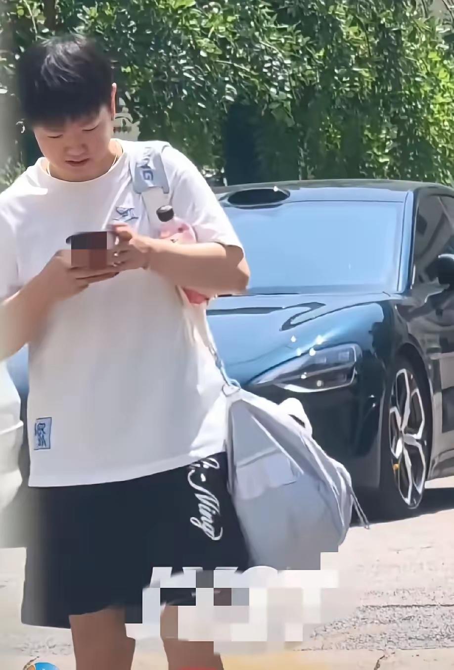粉丝实在太想念莎莎了，都不知道怎么进去体总里面蹲着守莎莎🤦，竟然拍摄到莎莎今天