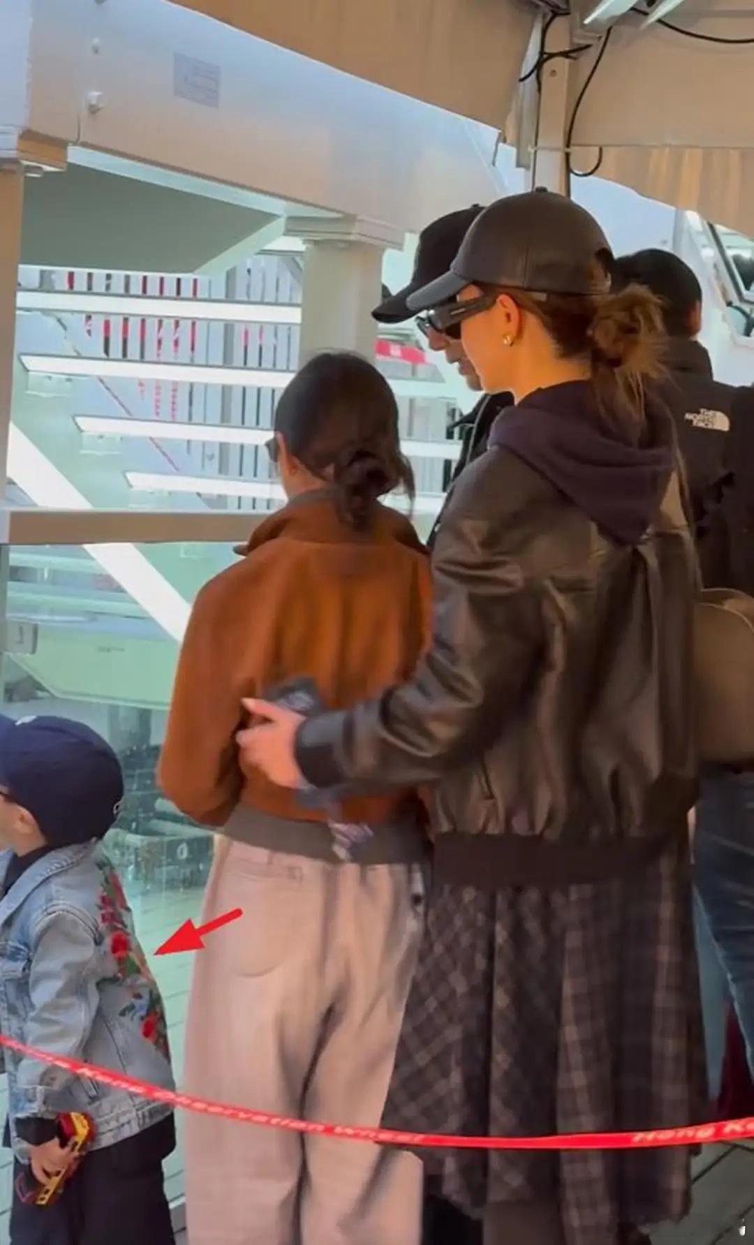 香港偶遇戚薇一家，seven穿姐姐外套毫无违和感，一家都是墨镜控！