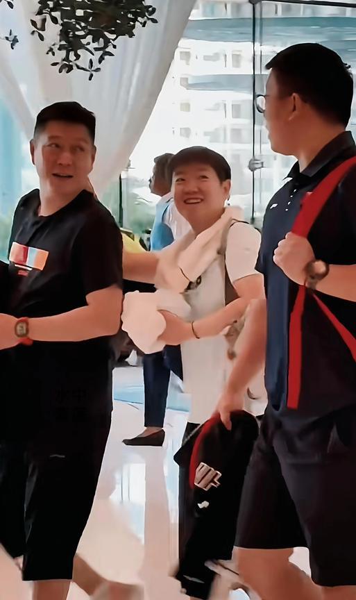 莎莎抓住co爹命运的后脖颈，莎莎大笑两声:哈哈。球迷直呼co爹，你被莎宝挟持喽。