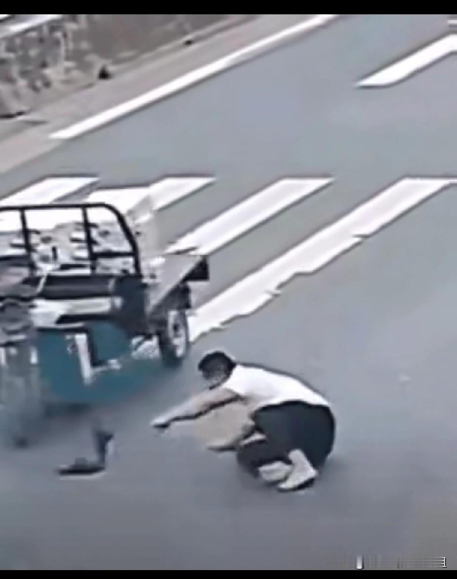 白衣大哥跑的慌慌张张，踉踉跄跄，还摔了一跤，鞋都掉了，丢盔卸甲的，但是大哥却跑的