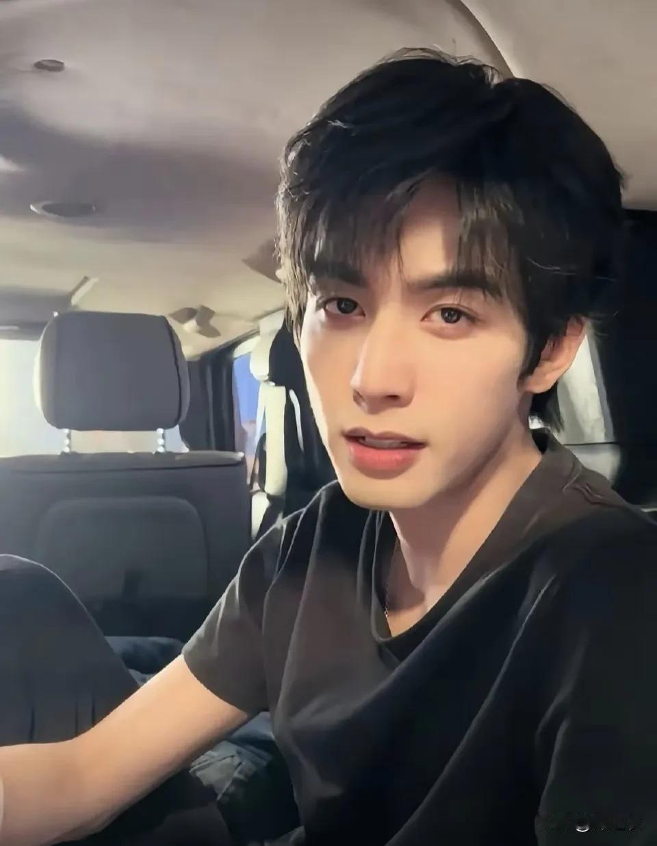 宋威龙的长相就是硬帅，也是没有任何技巧的硬帅，因为他不管是颜值，身材，气质，完全