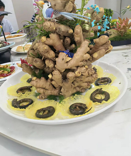 这是朋友发过来的一张照片，他说在一饭店里面吃饭，感觉被严重侮辱了智商，就这一个菜