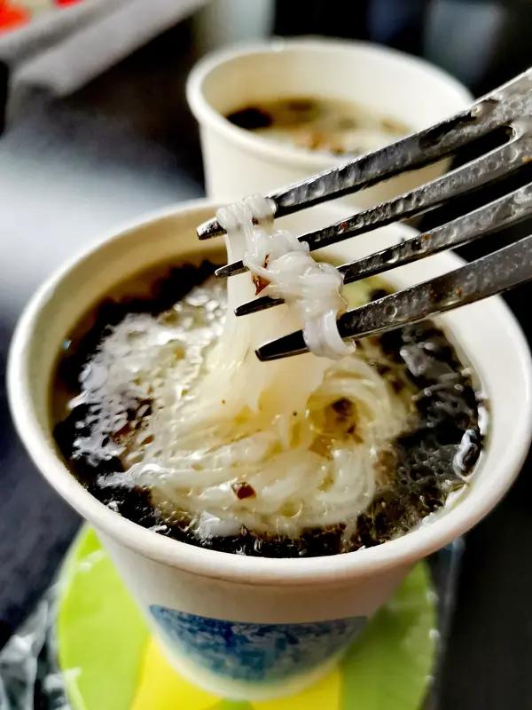 胃萎缩暴瘦至35斤女子去世年仅27岁27岁的广东女孩巧巧走了，生命最后她瘦到