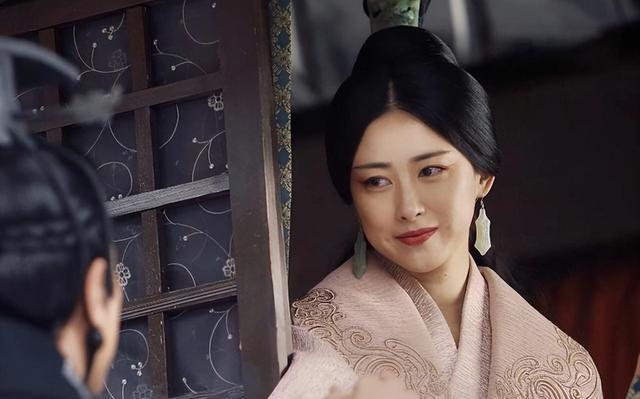 为何秦始皇母亲赵姬，一见到嫪毐就沦陷？司马迁告诉你真相吕不韦的算计，精妙而狠