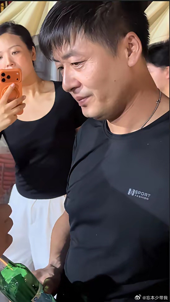 一个考研，一个烤肉，都是84年的属鼠，女儿也同岁，也太巧了吧。一个张雪峰，一个江