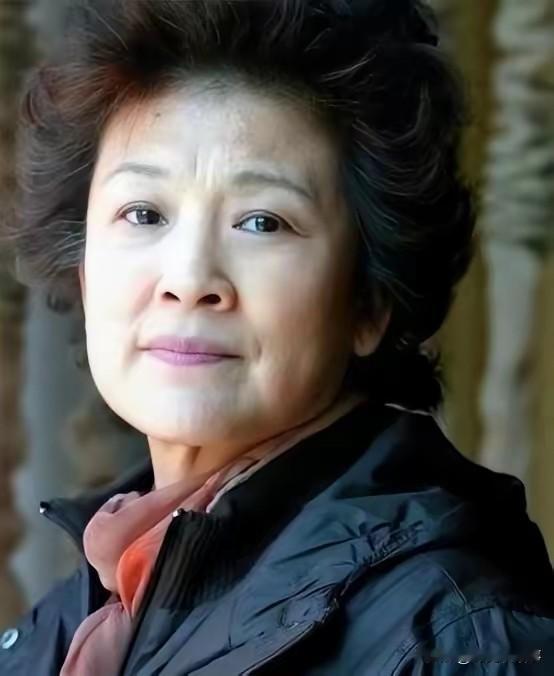 2012年，邓婕去宋春丽家里串门，看到宋春丽和老公孙维熙清冷的生活之后，真诚的对