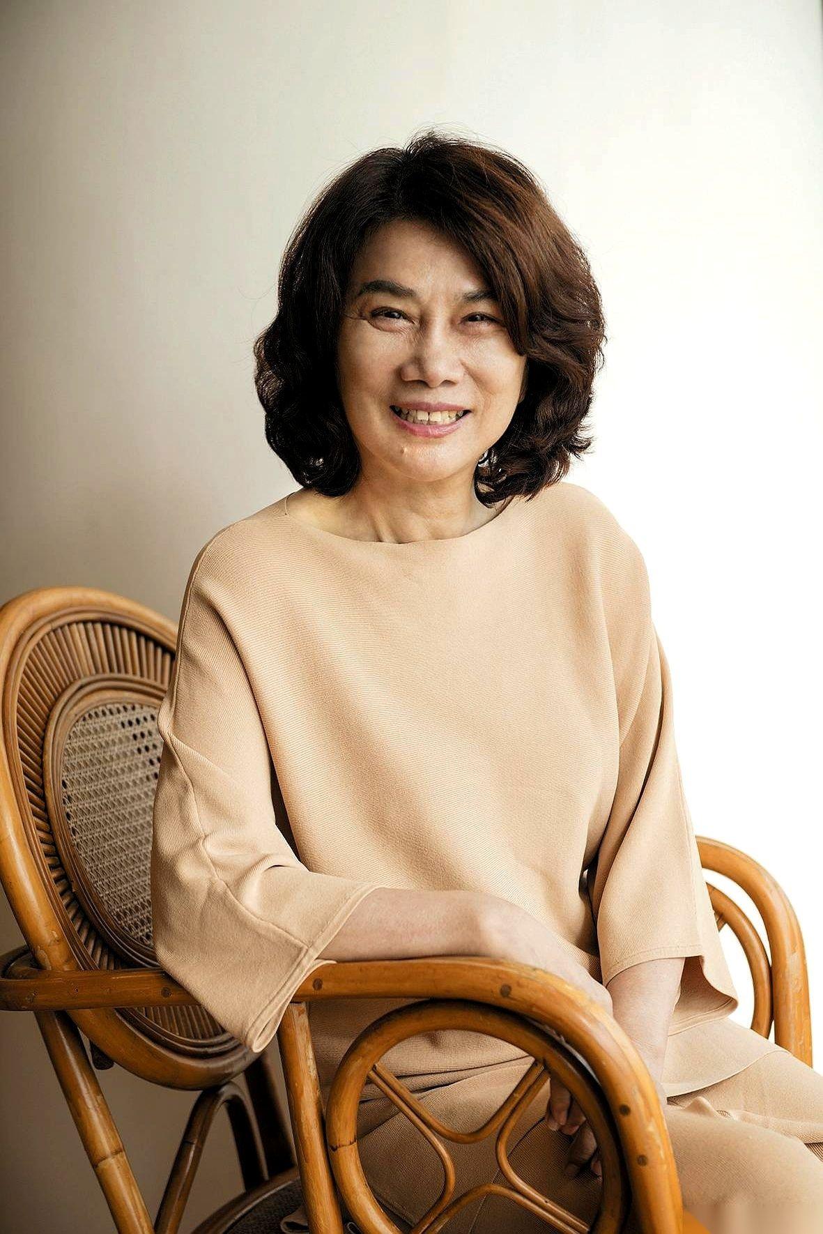 俞敏洪一个问题，直接扔到董明珠脸上：“你丈夫走了快30年，怎么就没再结一次婚？”