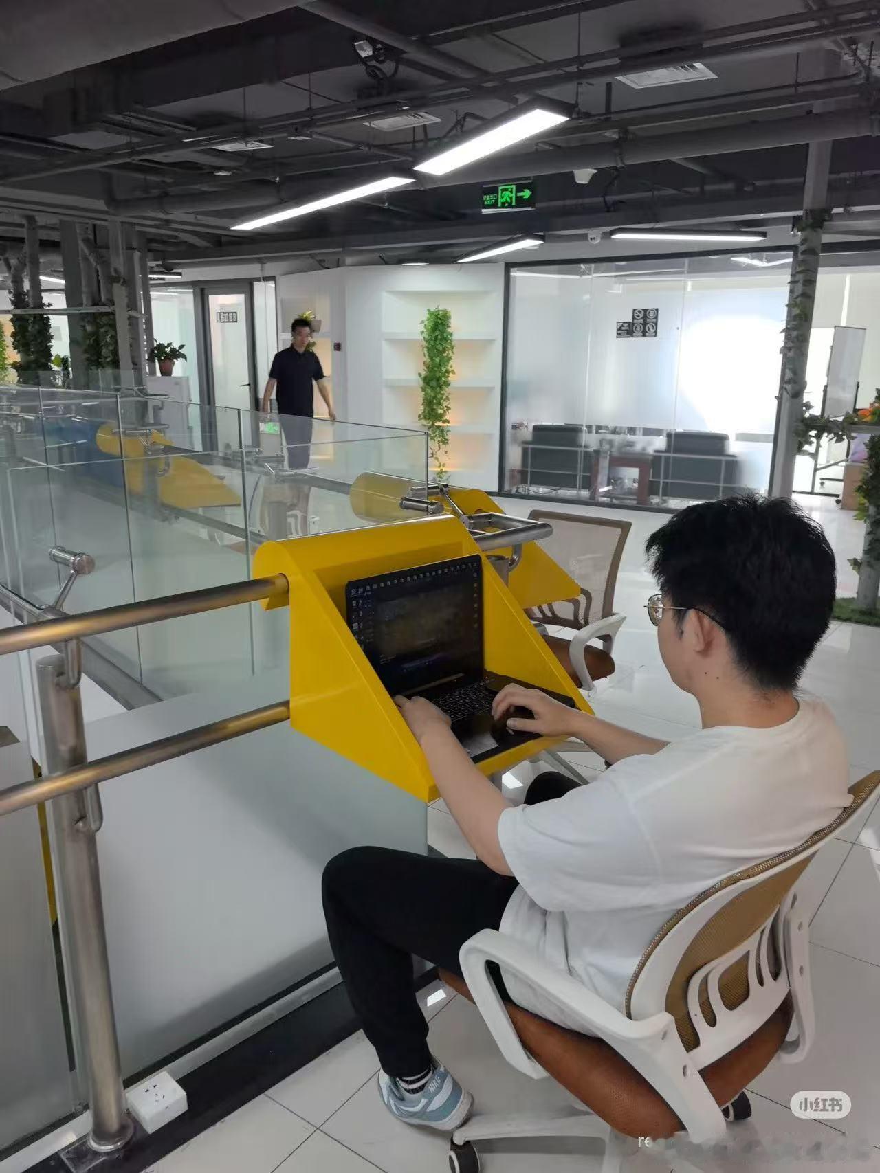 还有这样的共享工位。。。网友神评论：牛马的槽子具象化了​​​