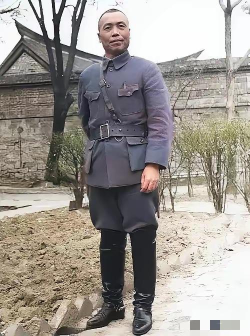 我敢打赌，能把这这位国军将领认出来的，绝对是历史课代表，我立即拜你为师！