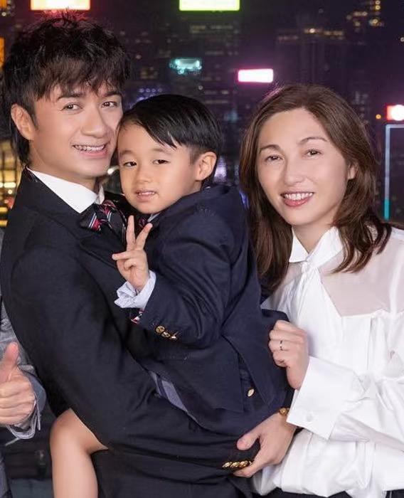 面相是骗不了人的古巨基老婆57岁还能生孩子看她那高挺的山根和笔直鼻梁，就