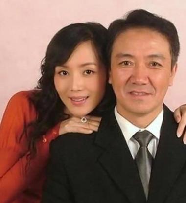 李幼斌前妻离婚拿860万，十年后钱花光了，你猜她在哪？没人能想到，不是豪宅，不是