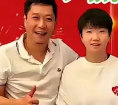 不需要太多语言只需一个眼神就能明白乒协公布教练名单那天，孙颖莎正在训练馆加练