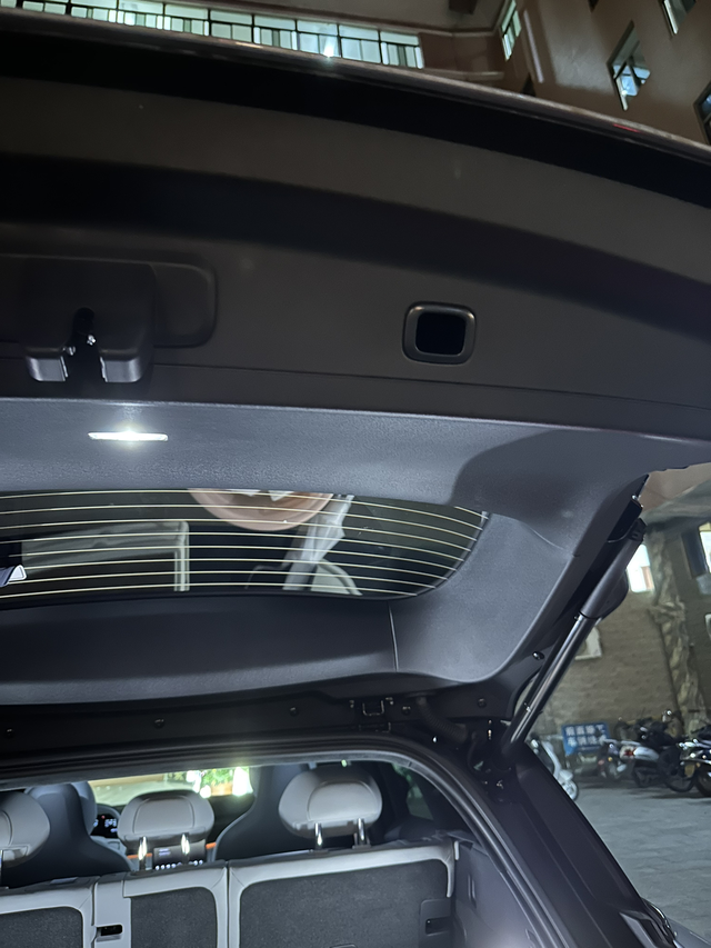 第一批车质量堪忧赶工的后果提车第1天2处异响就算了，后备箱电动按钮，到现在提车