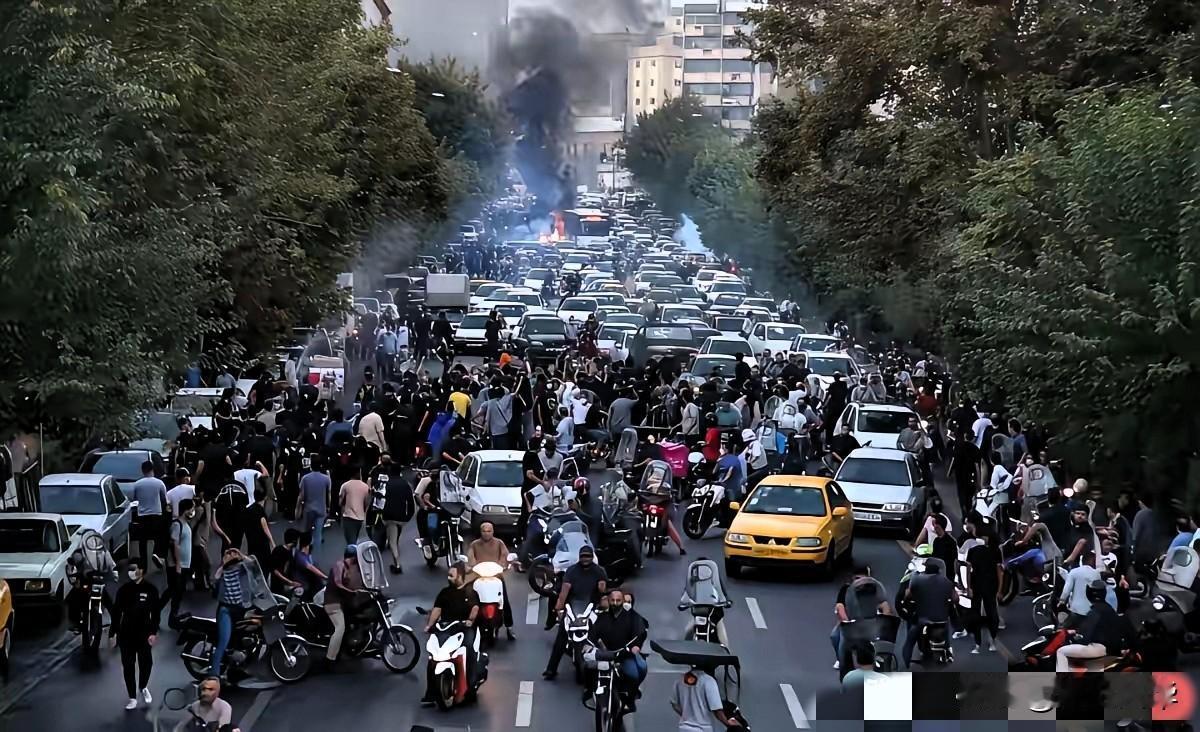 近来伊朗的局势，像一面镜子，照出了一个亘古不变的真理：任何国家，若不把民众福祉放