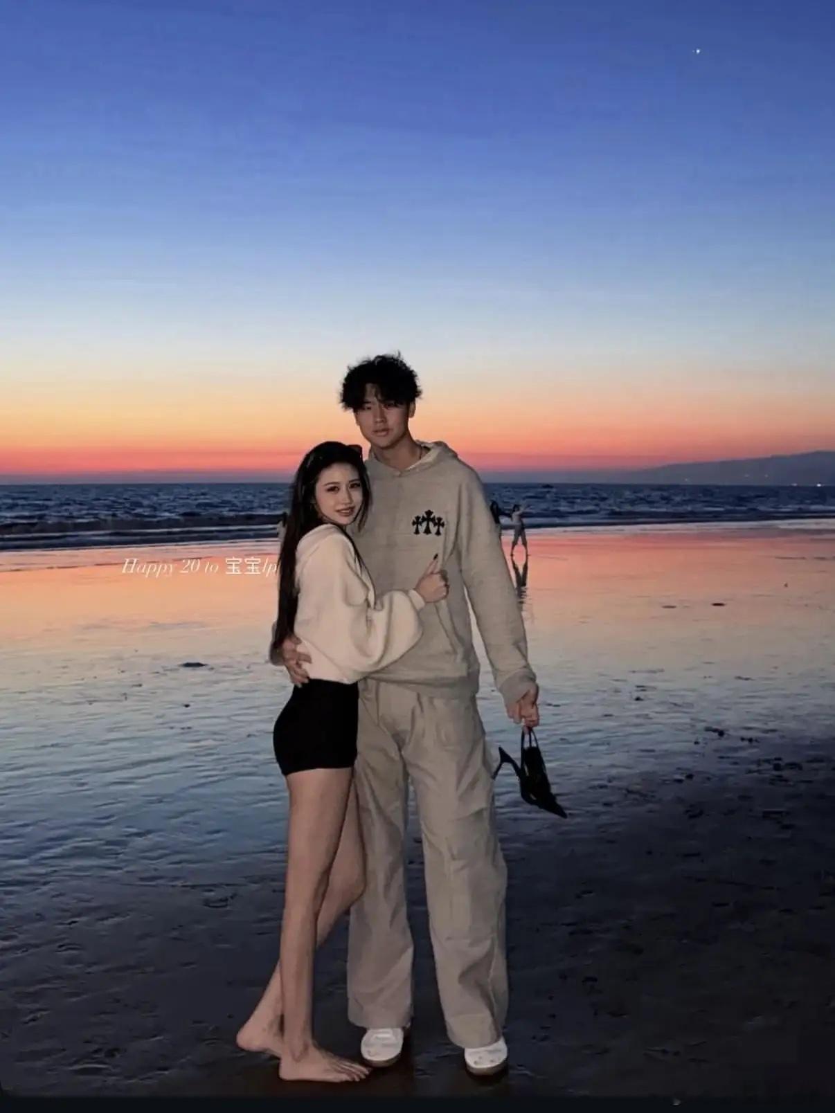 汪峰大女儿小苹果恋爱了，旁边这个男生好高啊，他还给小苹果拎着高跟鞋，小情侣很甜啊