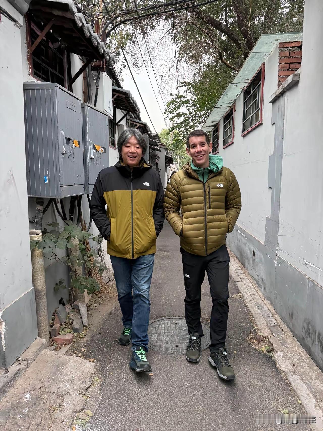 徒手攀岩大咖亚历克斯，原来以前也来过我们这里，照片中显示的内容，应该是他和朋友在