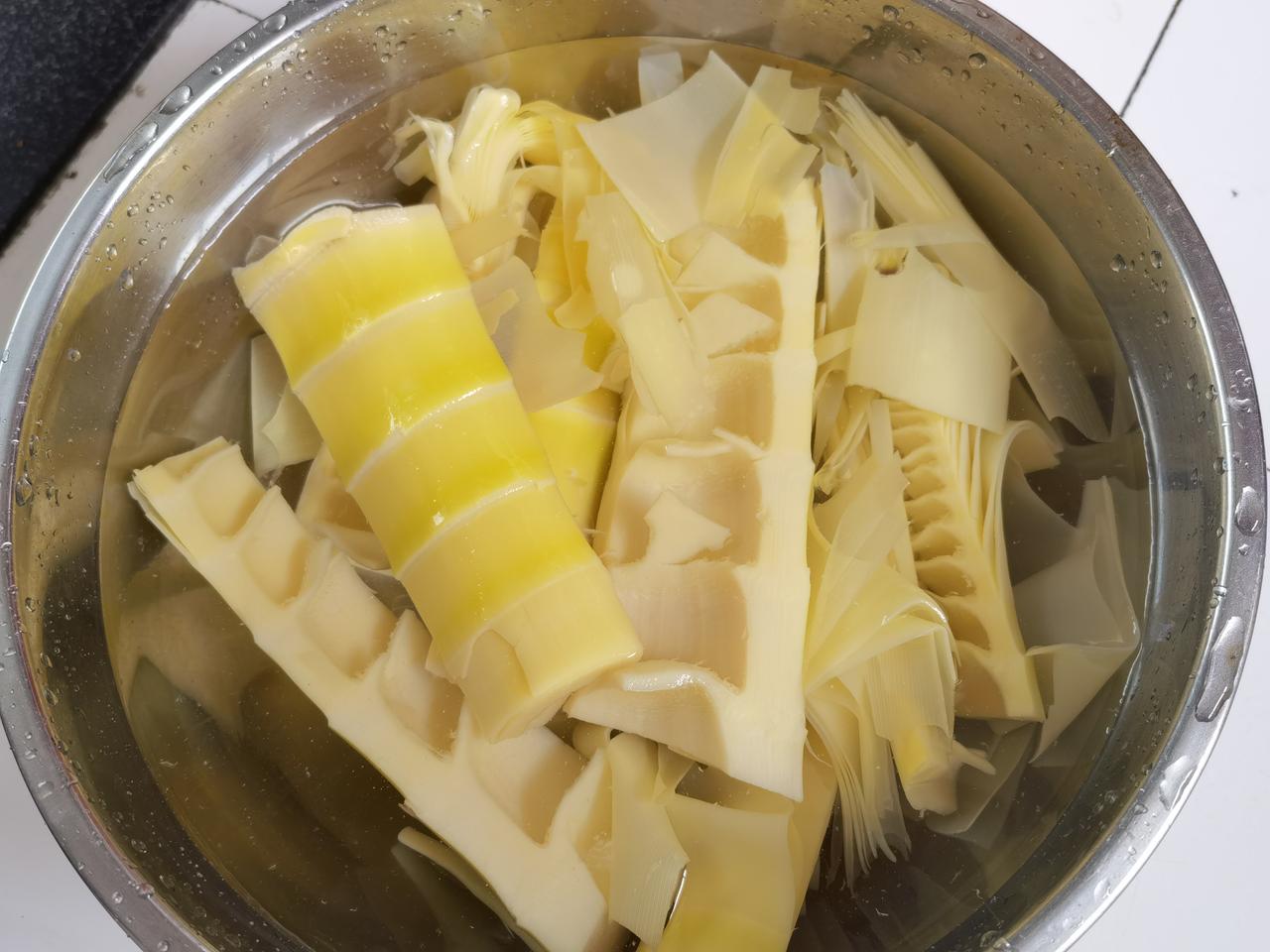 五一假期的最后一天，老公独自去买菜，却上当了。昨天早上和老公本想只去江边溜达