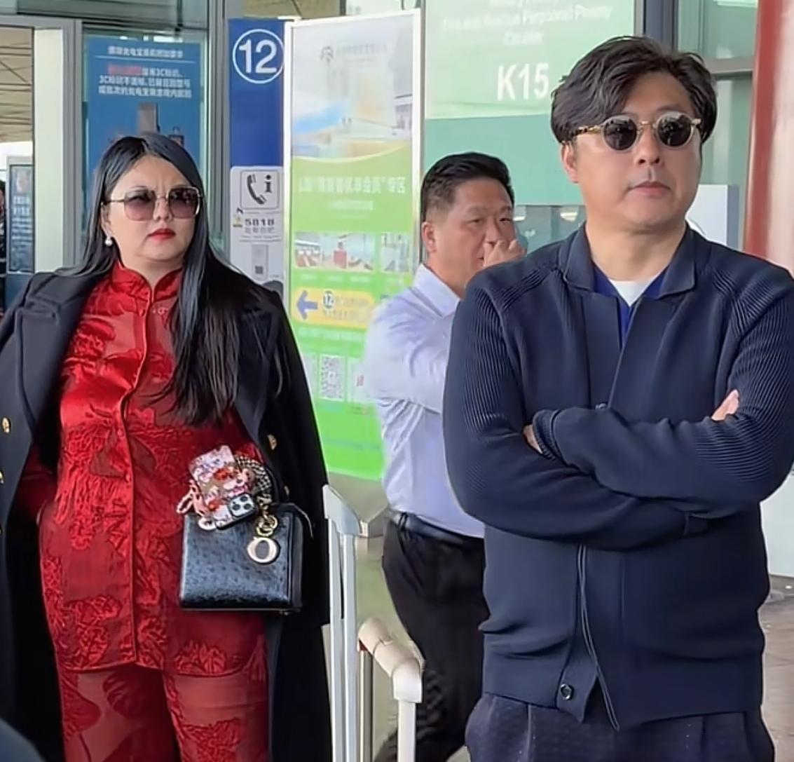 李湘王岳伦合照归国，这一身材变化太意外了！李翔此次和王岳伦一起从国外回家。她