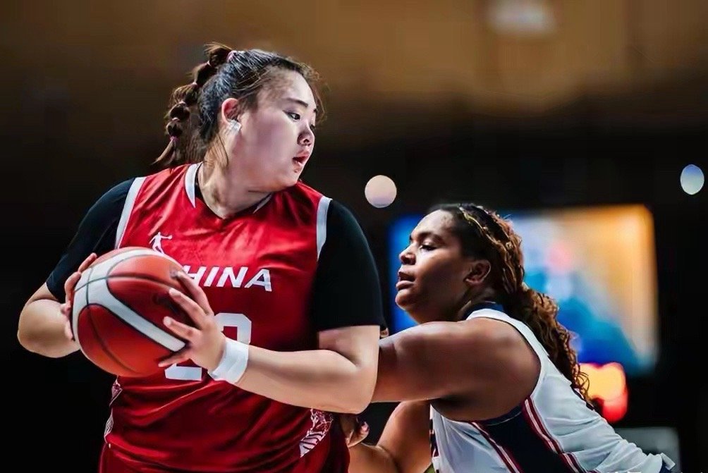 在近日中国女篮对阵巴西的热身赛中，被称为“女版奥尼尔”的刘禹彤完成成年国家队首秀