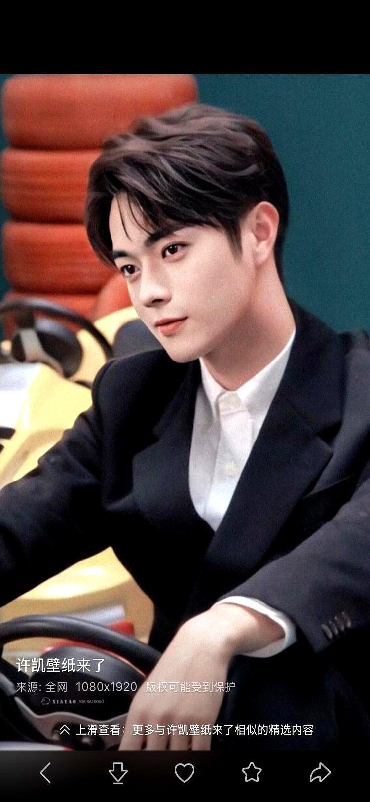 于正直播镜头前直接开骂：“她就是爱而不得的私生饭！”说完把手里本子摔了。2