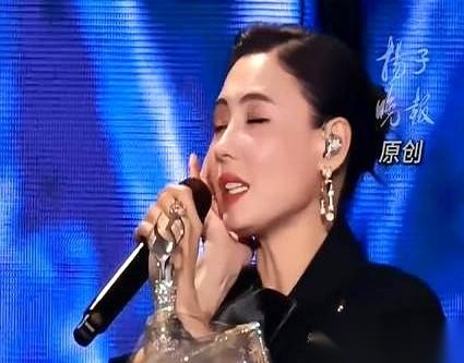 一张白纸黑字的合约，上面签着张柏芝的名字，背后是4276万港币的预付片酬。前经纪