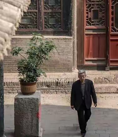 1997年，48岁的耿保国不顾妻子反对，借遍亲朋好友又咬牙贷款几十万，终于凑够了